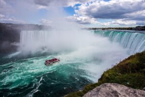 Picture of Niagara Falls with Maid of the Mist boat